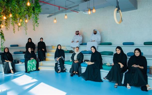 قسم القضايا التجارية بإدارة القضايا في محاكم دبي تنظم جلسة حوارية لموظفي الإدارة لطرح مجموعة من الأفكار والمقترحات خارج عن بيئة العمل الروتينية